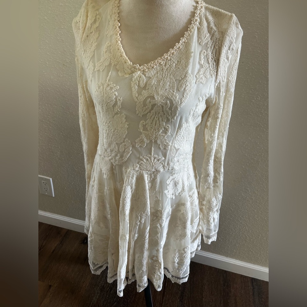 Lily’s Elegant cream colored Lace Long Sleeve Dress size M NWT - Picture 6 of 7